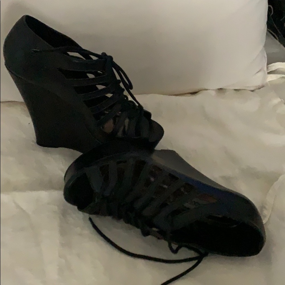 Steve Madden black leather wedges with laces